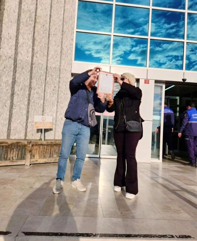 Tapusunu kalp yaparak gösteren mutlu Duygu Emlak müşterileri
